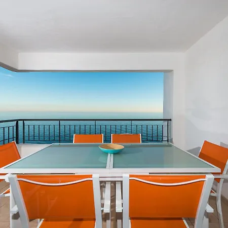 Amazing 3 Bedrooms Front Sea View- By Interhome *
